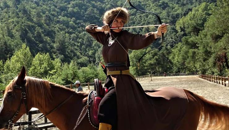 Film setinden görüntü değil! Genç kızlar savaşçı gibi giyinip at üzerinde ok atmayı öğreniyor