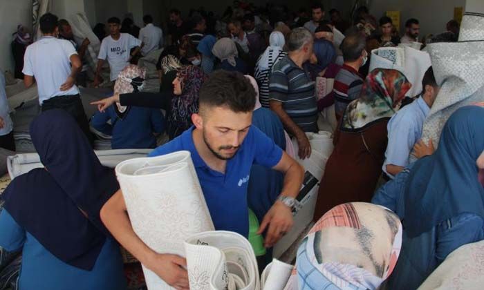 Ucuz halı almak isteyen vatandaşlar birbiriyle yarıştı, kapıda kuyruklar oluştu
