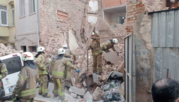 Beyoğlu’da 4 katlı metruk bina çöktü