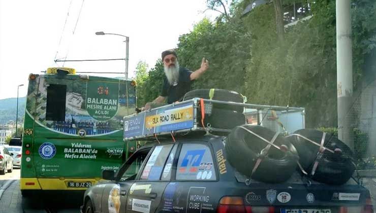 Otomobilin üzerinde şehir yolcuğu yaptı, gören bir daha baktı