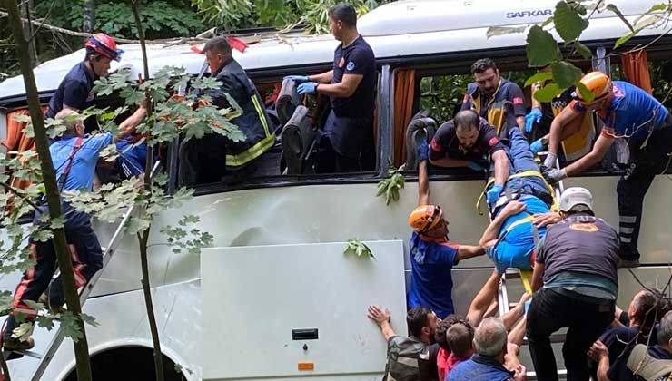 Feci kaza: Tur otobüsü şarampole uçtu, çok sayıda ölü ve yaralı var