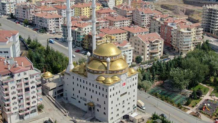 Apartman cami görenleri hayrete düşürüyor