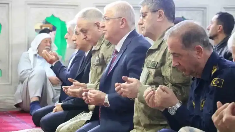 Bakan Güler bayram namazını Balıklıgöl’de kıldı