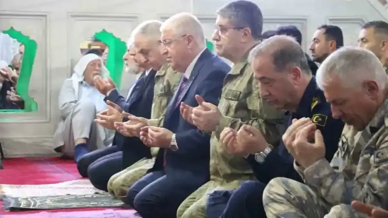 Bakan Güler bayram namazını Balıklıgöl’de kıldı