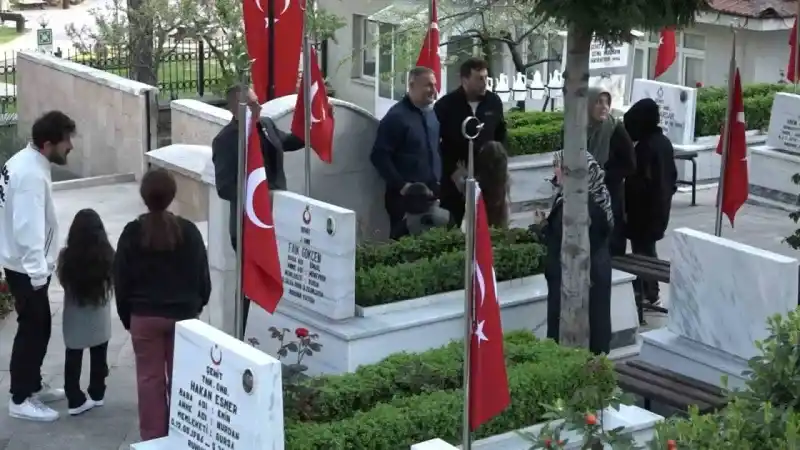 Şehitlikte hüzünlü bayram