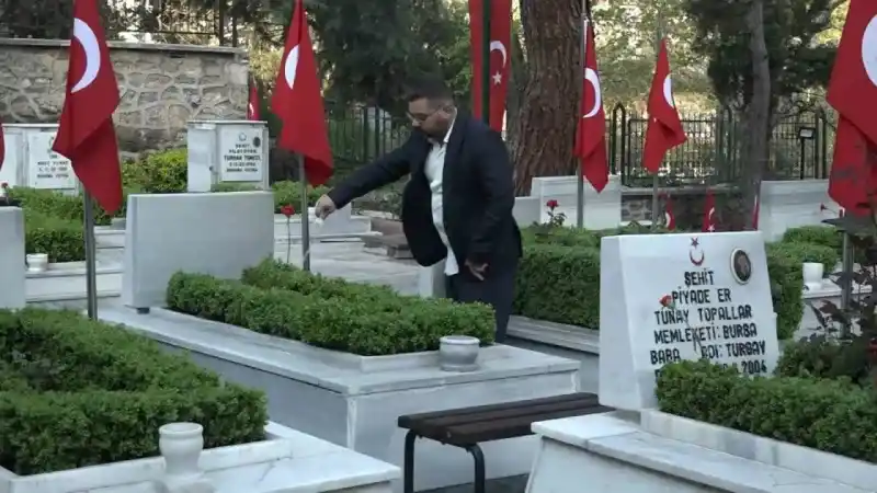 Şehitlikte hüzünlü bayram