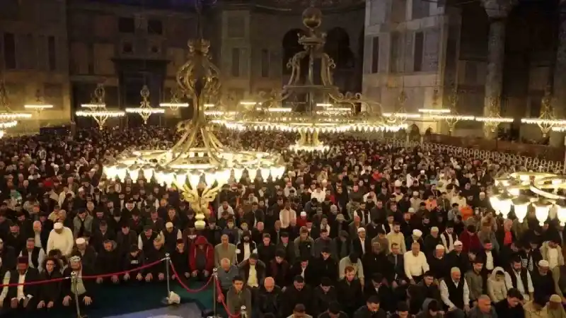 Vatandaşlar Ayasofya Camii’nde bayram namazı için akın etti