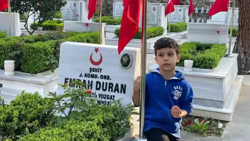 Şehitlikte hüzünlü bayram