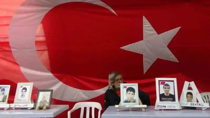 Evlat nöbetindeki annelerin bayramı buruk geçiyor