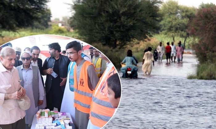 Başbakan, afetzedelere helikopterden yardım malzemesi dağıttı