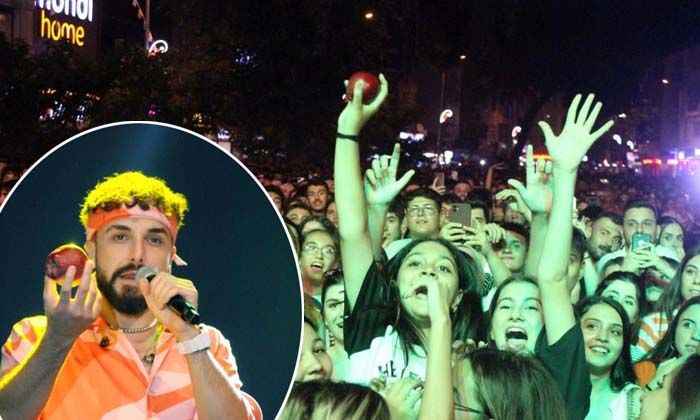 Sefo’nun attığı elma izdihama yol açtı