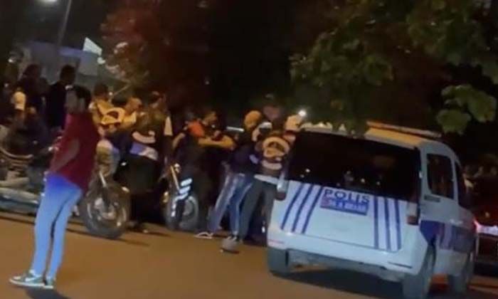 İstanbul’da gece kulübü önünde 60 kişi polise saldırdı