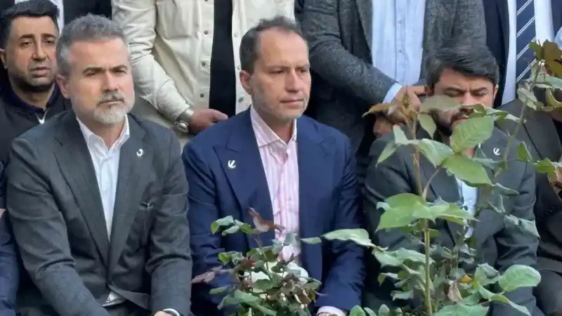 Yeniden Refah Partisi Genel Başkanı Fatih Erbakan, Prof. Dr. Necmettin Erbakan’ın kabrini ziyaret etti