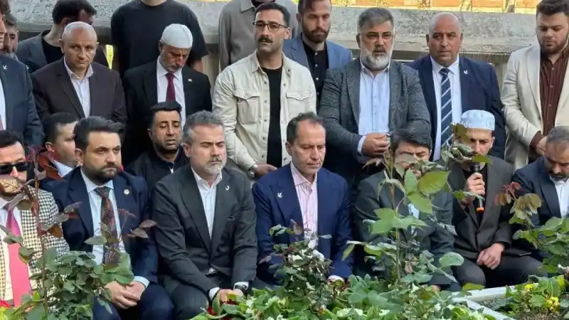 Yeniden Refah Partisi Genel Başkanı Fatih Erbakan, Prof. Dr. Necmettin Erbakan’ın kabrini ziyaret etti