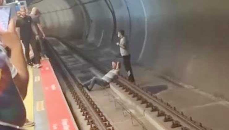 Kadıköy’de pes dedirten görüntü: Metronun raylarına uzandı