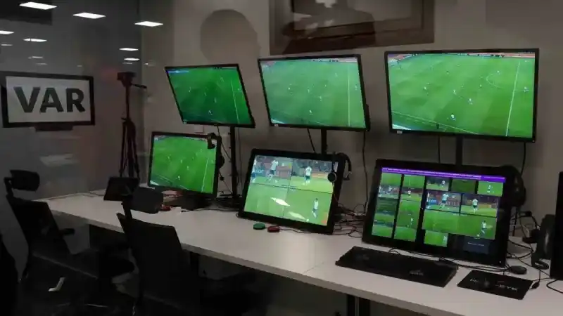 Süper Lig’de yabancı Video Yardımcı Hakemi (VAR) uygulaması başlayacak