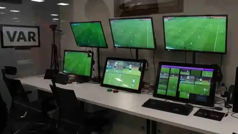 Süper Lig’de yabancı Video Yardımcı Hakemi (VAR) uygulaması başlayacak