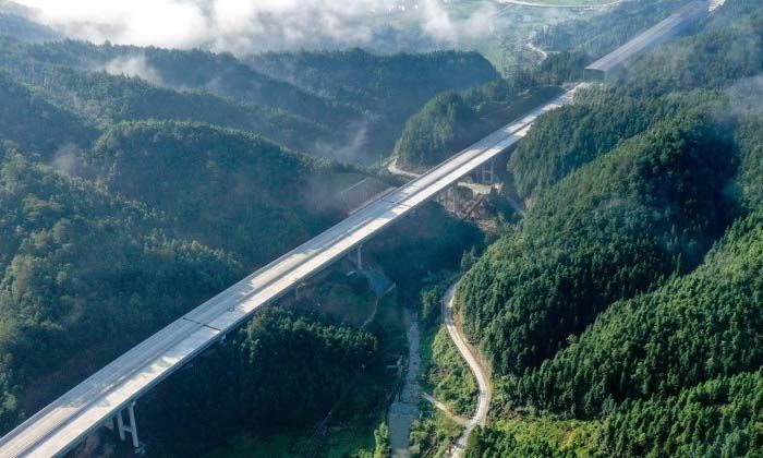 Çin’de yıl sonuna kadar şarj istasyonu olmayan otoyol kalmayacak