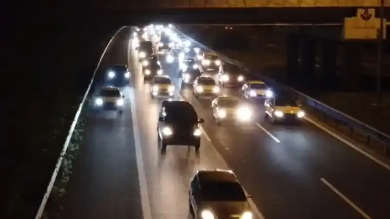 Emniyet şeridini kullanan araçlara rekor ceza