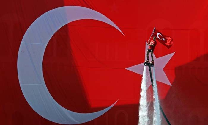 Antalya’da turistleri hayran bırakan ‘Türk bayraklı’ 30 Ağustos gösterisi