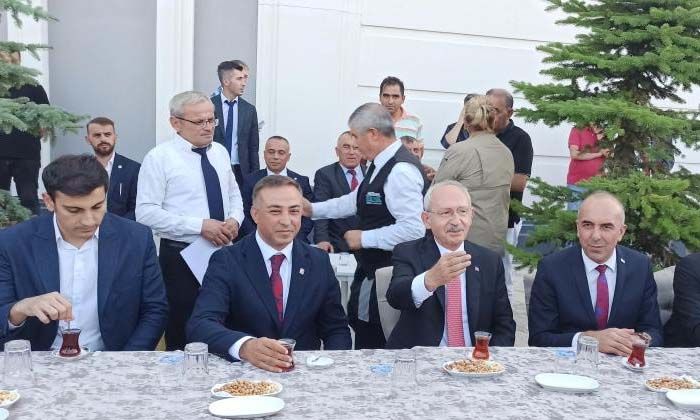 Kılıçdaroğlu Çorum’da çay molası verdi