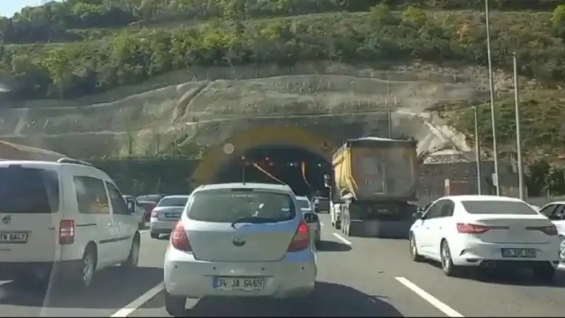 Kuzey Marmara Otoyolu’nda meydana gelen kaza trafiği felç etti