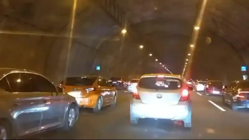 Kuzey Marmara Otoyolu’nda meydana gelen kaza trafiği felç etti