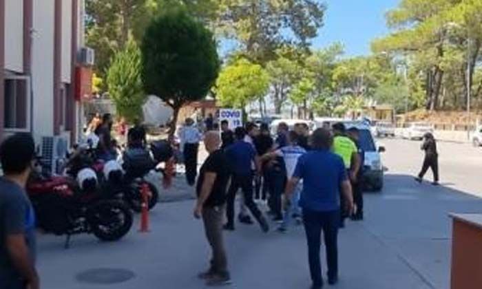 Kazada darp edildiler, tedavi için gittikleri hastanede bıçaklandılar