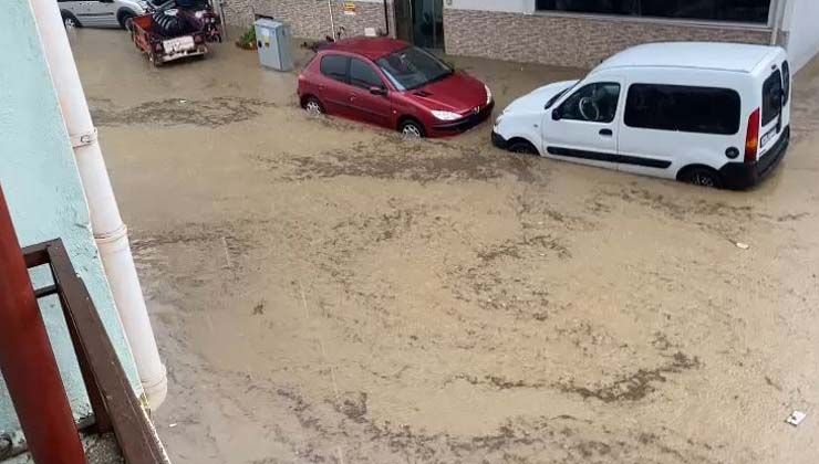 Tekirdağ’da dolu ve sağanak sonrası sokakları su bastı