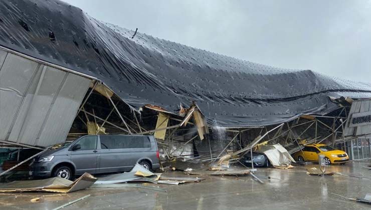 Bursa’da yıldırım düştü, fırtınayla birlikte terminalin çatısı çöktü