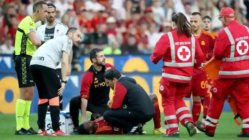 Evan N’Dicka yere yığıldı, Udinese-Roma maçı tatil edildi