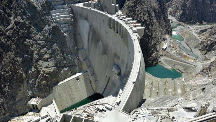 Yusufeli Barajı su tutmak için ilçe merkezinin taşınmasını bekliyor