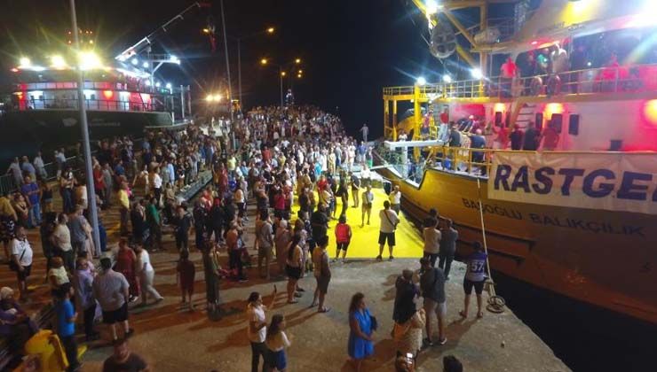 Av yasağı sona erdi, balıkçılar törenle açık denize uğurlandı