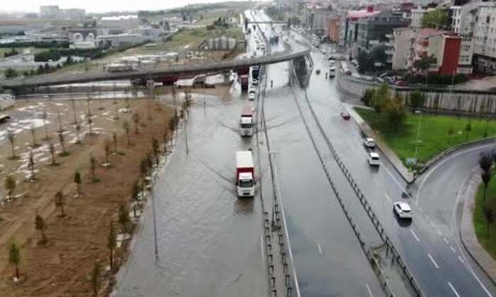 Beylikdüzü Ambarlı Liman Yolu’nu su bastı