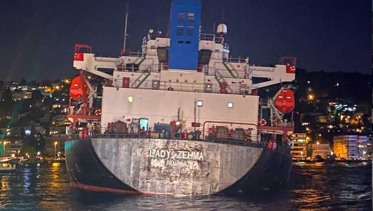 Bebek’te kargo gemisi karaya oturdu