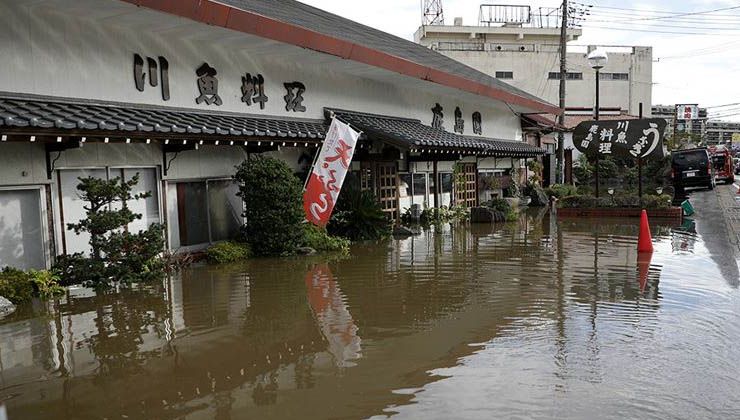Japonya’da şiddetli yağış hayatı olumsuz etkiledi