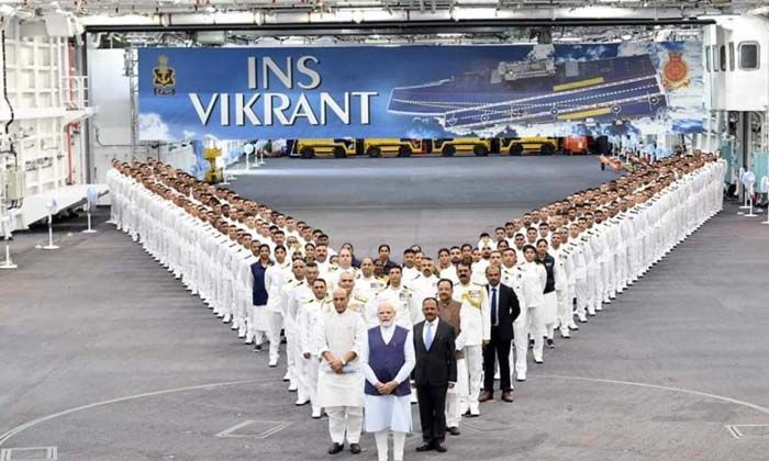 Hindistan’ın ilk yerli uçak gemisi denize indirildi