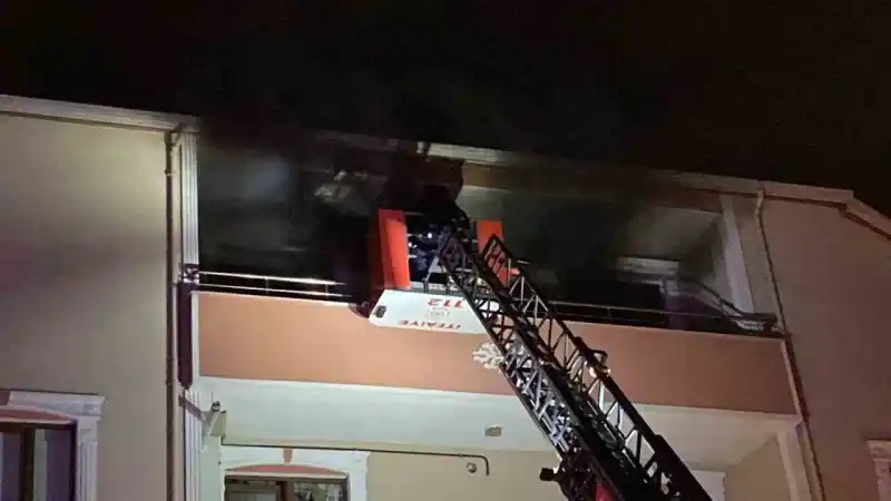 Şarjlı süpürge patladı, evde mahsur kalan şahsı itfaiye kurtardı