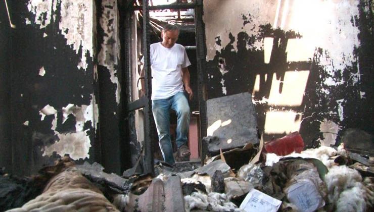 Evi yanan aile için seferber oldular