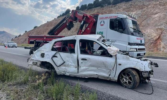 Afyonkarahisar’da 30 metrelik şarampole devrilen otomobilde 2 kişi hayatını kaybetti