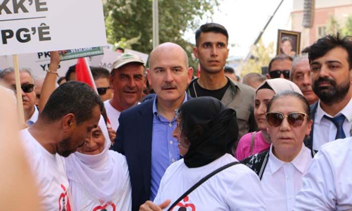 Bakan Soylu, evlat nöbetindeki ailelerle teröre lanet yürüyüşüne katıldı