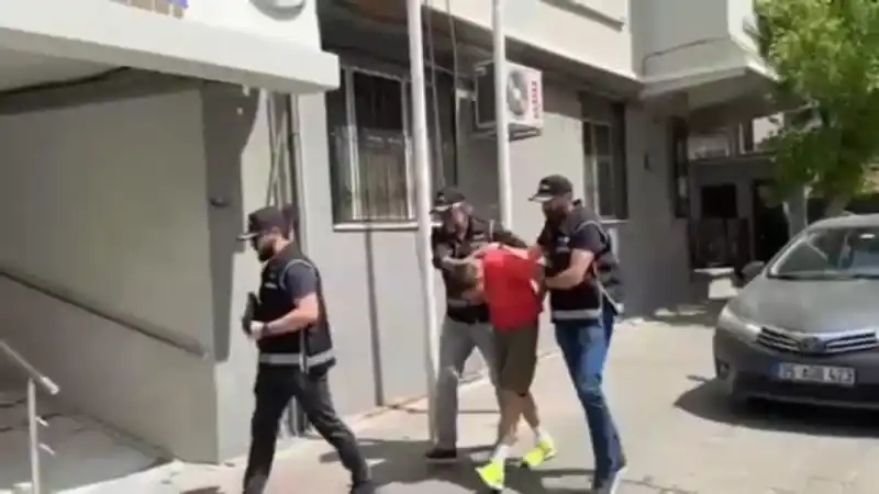 INTERPOL tarafından aranan Rus dolandırıcı İzmir’de yakalandı
