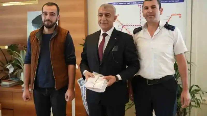 100 bin TL'yi halk otobüsünde unuttu 100 bin TL'yi halk otobüsünde unuttu