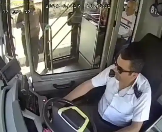 100 bin TL'yi halk otobüsünde unuttu 100 bin TL'yi halk otobüsünde unuttu