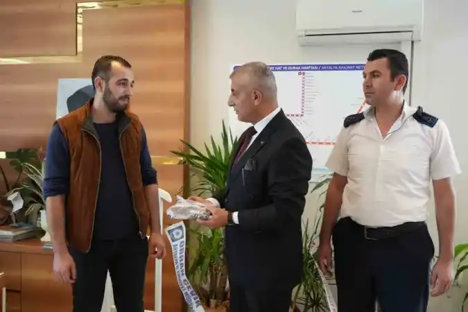 100 bin TL'yi halk otobüsünde unuttu 100 bin TL'yi halk otobüsünde unuttu