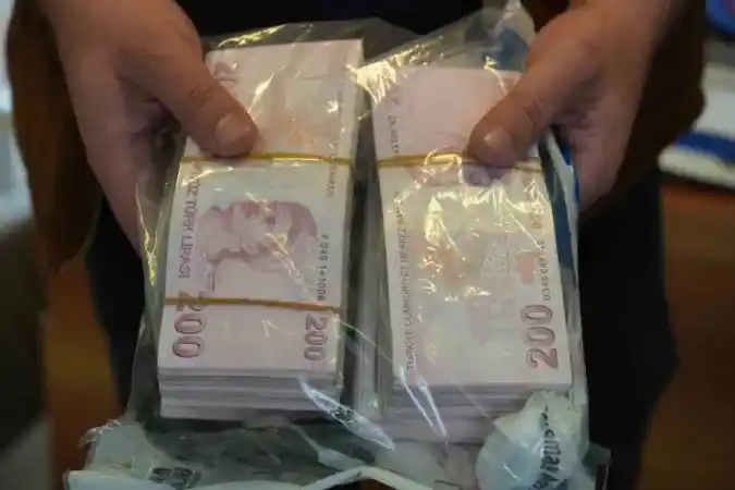 100 bin TL'yi halk otobüsünde unuttu 100 bin TL'yi halk otobüsünde unuttu