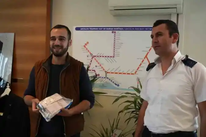 100 bin TL'yi halk otobüsünde unuttu 100 bin TL'yi halk otobüsünde unuttu