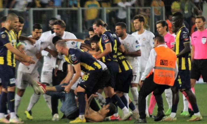 Ankara’da sahaya atlayan bir taraftar Beşiktaşlı futbolculara saldırdı
