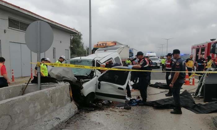 Bolu’da otomobil ok gibi bariyerlere saplandı: 3 ölü, 1 yaralı