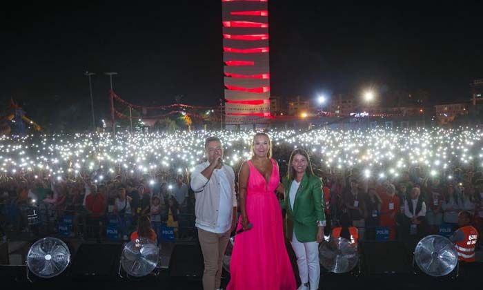 Demet Akalın şarkı söylerken kendini yere buldu